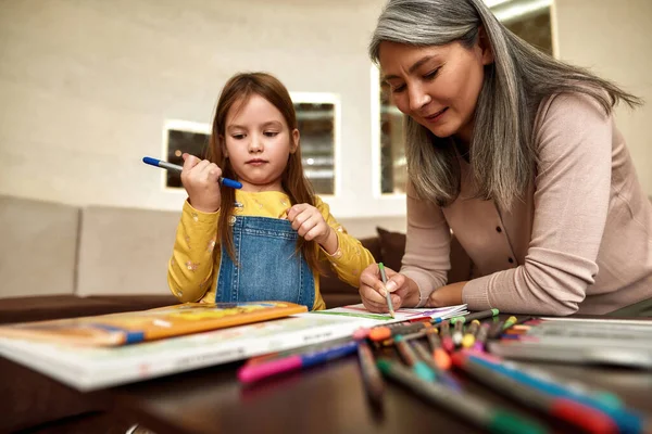 Lezione di arte terapia per bambina a casa — Foto Stock