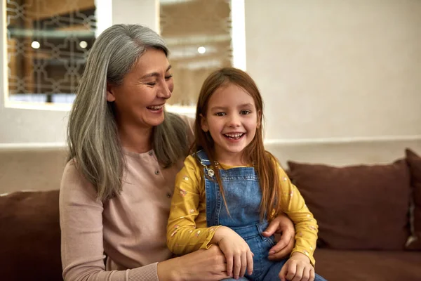 Ragazza con la nonna durante le vacanze scolastiche — Foto Stock