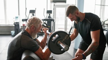 Yapabilirsin konsept. Spor salonunda tezahürat yapan antrenör.