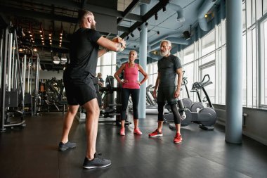 Beden eğitiminde olgun çiftler için kişisel Crossfit eğitimi