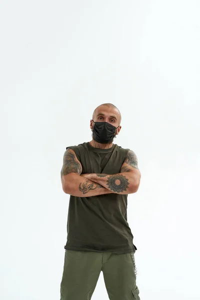 Homem europeu em máscara médica com braços cruzados — Fotografia de Stock