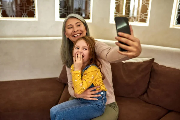 Menina em casa babá durante videochamada — Fotografia de Stock