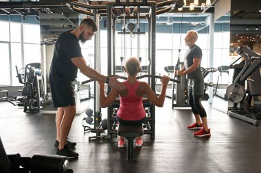 Aile bireysel bakım uyguluyor. Spor salonunda olgun bir çift.