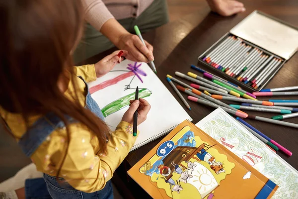 Žena a dívka dělá barevné kreslení doma — Stock fotografie
