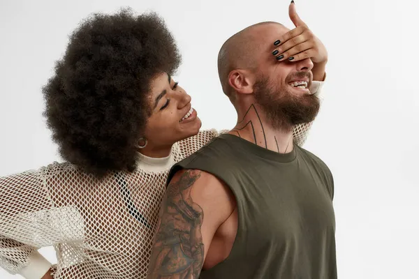 Donna afroamericana coprire gli occhi di un amico maschio — Foto Stock