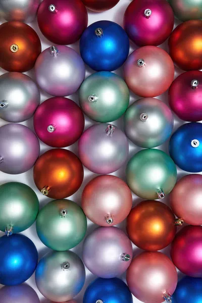 Vista superior del conjunto de bolas de Navidad de colores en fila —  Fotos de Stock