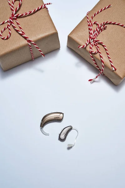 Δώρα και ψηφιακά ακουστικά βαρηκοΐας σε λευκό φόντο — Φωτογραφία Αρχείου