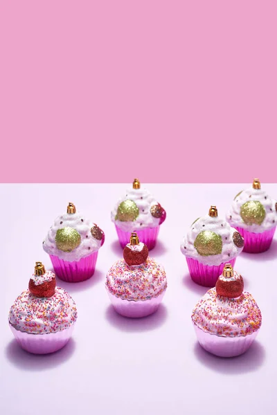 Verscheidenheid kerstballen in de vorm van cupcake — Stockfoto