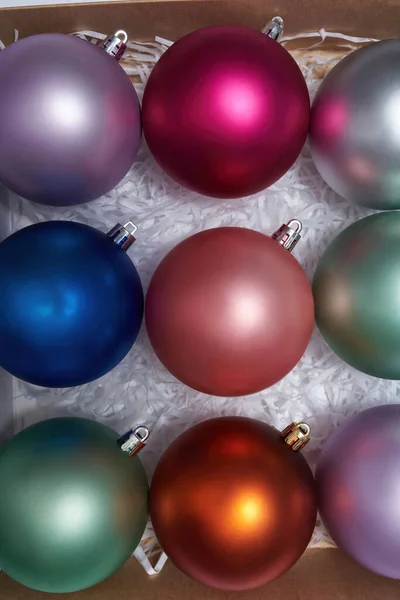 Noel topları ile paketlenmiş resim — Stok fotoğraf