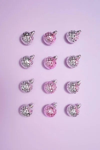 Coleção de bolas de Natal rosa e prata em linha — Fotografia de Stock