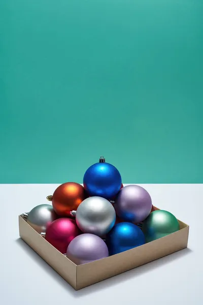 Julbollar på grön och vit bakgrund — Stockfoto