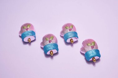 Kış eldiveni şeklinde takılar.