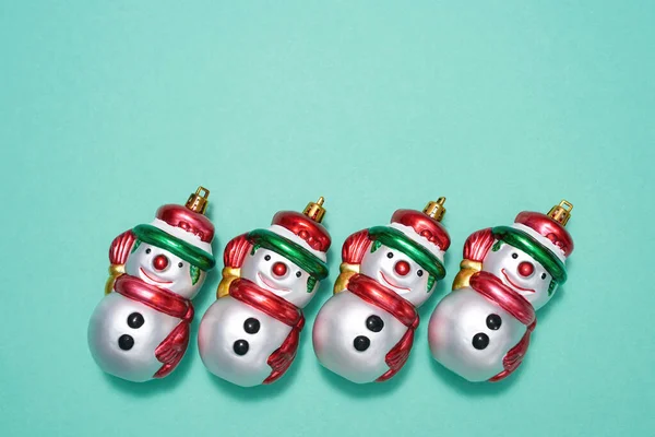 Uppsättning julgranskulor i form av snögubbe — Stockfoto