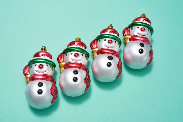 Insamling av julgranskulor i form av snögubbe — Stockfoto