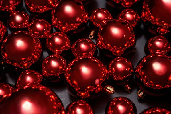 Primer Plano Colección Bolas Navidad Rojas Aisladas Sobre Fondo Negro —  Fotos de Stock