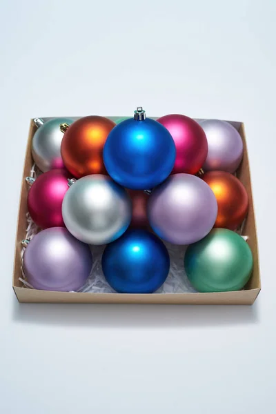 Box med jul bollar på vit bakgrund — Stockfoto