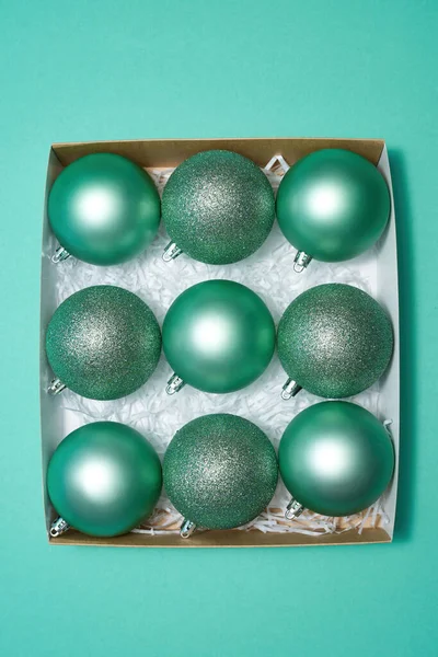 Yeşil Noel topları olan kutunun üst görüntüsü — Stok fotoğraf