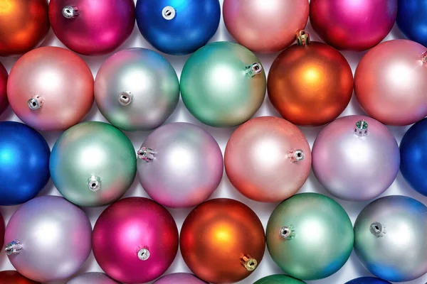 Κοντινό πλάνο των πολύχρωμων χριστουγεννιάτικες μπάλες στη σειρά — Φωτογραφία Αρχείου
