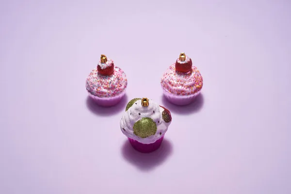 Bugigangas de Ano Novo diferentes em forma de cupcake — Fotografia de Stock
