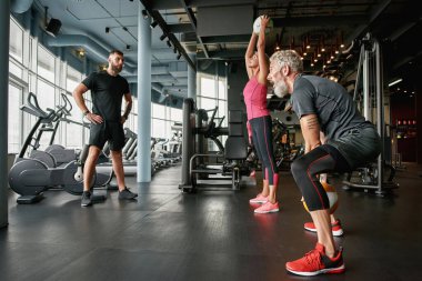 Olgun çiftler için Crossfit top fitness çalışması