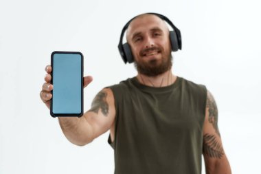 Cep telefonunun erkek eliyle seçmeli odak noktası