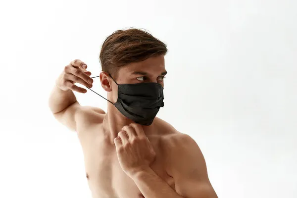 Brunette bailarino colocar máscara médica no rosto — Fotografia de Stock