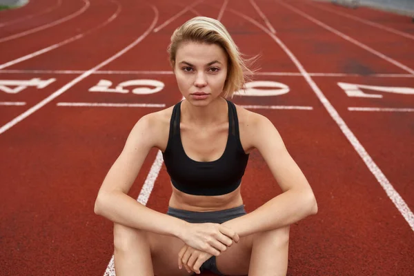 Blond säker sport kvinna på stadion löpband — Stockfoto
