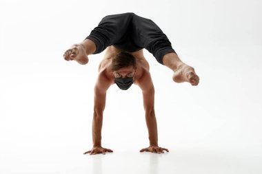 Tıp maskeli adam klasik bale dansı yapıyor.