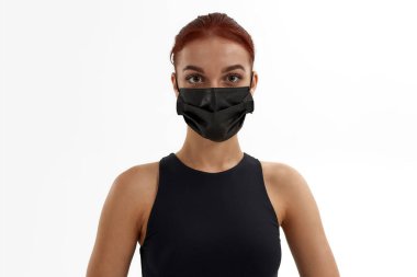 Tıbbi maskeli beyaz kadın balerin.