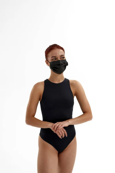 Bailarina de ballet en pie máscara médica y mirar hacia otro lado —  Fotos de Stock