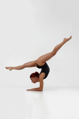 Beyaz arka planda bale yapan güzel kız.