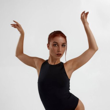 Beyaz arka planda klasik bale yapan kız.