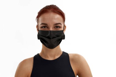 Tıbbi maskeli Avrupalı bayan balerin.