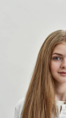 Gülümseyen genç kızın yarım portresi.