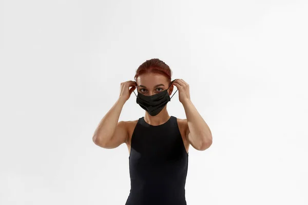 Female ballet dancer putting medical mask on face — Stock Photo, Image