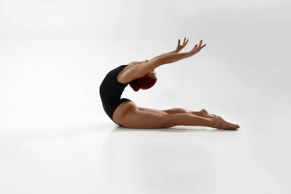 Slanke balletdanser die klassiek ballet danst — Stockfoto