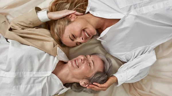 Senyum ibu tua dan putri dewasa tertawa bersama-sama — Stok Foto