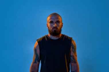 Genç emin beyaz adam kameraya bakan