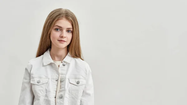 Retrato de niña adolescente sobre fondo blanco — Foto de Stock