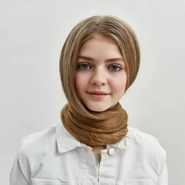 Ritratto di adolescente bella ragazza bambino su sfondo bianco — Foto Stock