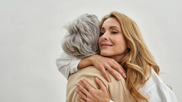 Amare adulto donna figlia abbraccio vecchia madre — Foto Stock