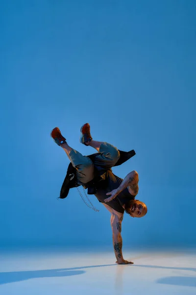 Genç Avrupalı erkek dansçı break dans yapıyor — Stok fotoğraf