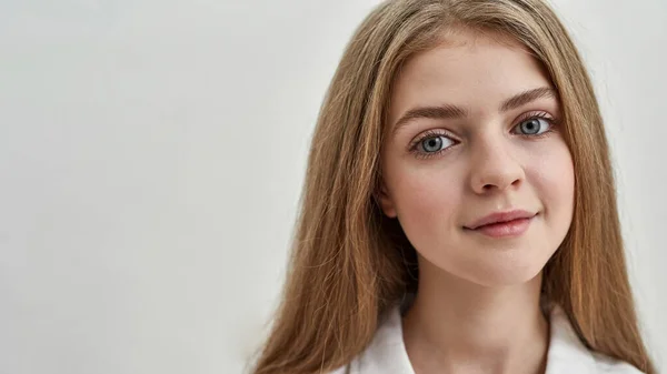 Ritratto di sorridente bella ragazza adolescente bambino — Foto Stock