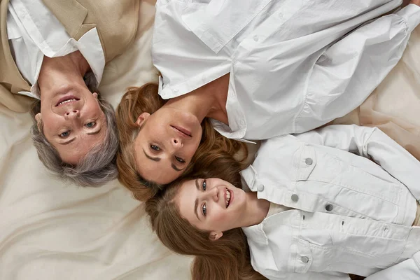Ovanifrån porträtt av tre generationer kvinnor tillsammans — Stockfoto