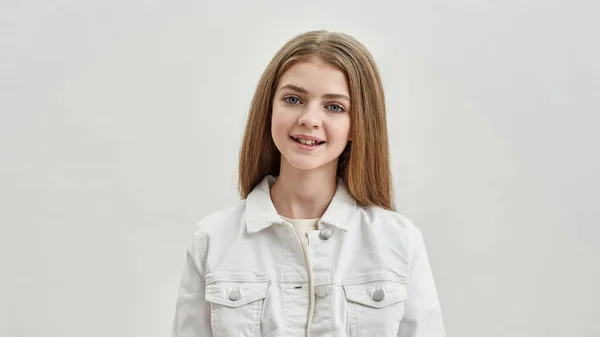 Retrato de niña adolescente sonriente sobre fondo blanco — Foto de Stock