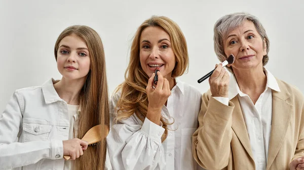 Retrato de sorrir três gerações de mulheres fazem maquiagem — Fotografia de Stock