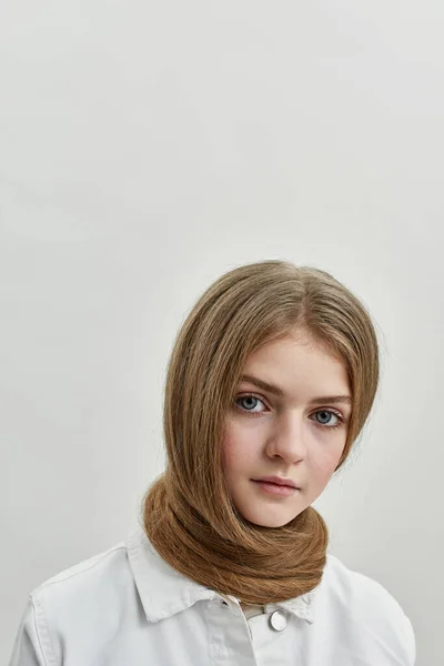 Вертикальний знімок красивої моделі дівчини-підлітка — стокове фото