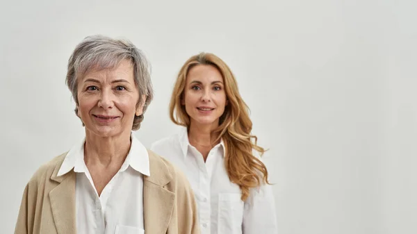Porträtt av äldre och yngre kvinnor generationer — Stockfoto