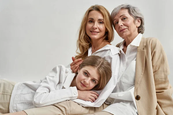 Семейный портрет трех поколений женщин — стоковое фото