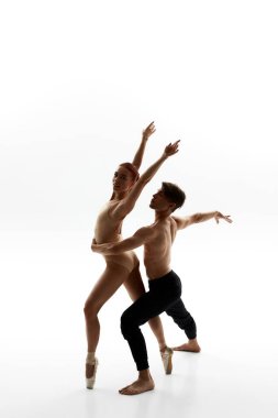 Stüdyoda dans eden zarif çift.